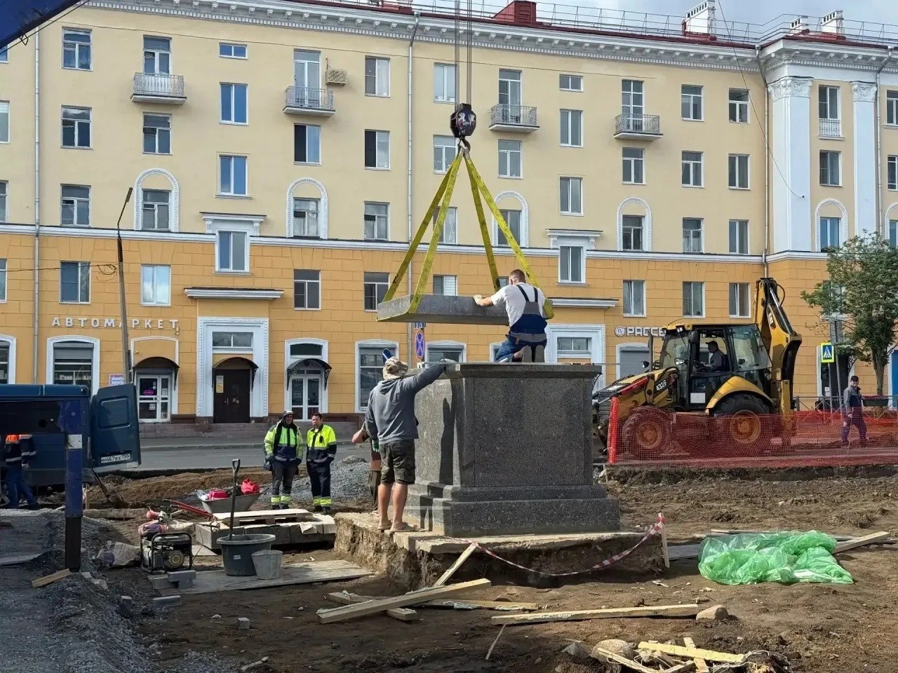 Установка постамента для памятника у дома № 8 по ул. Металлургов