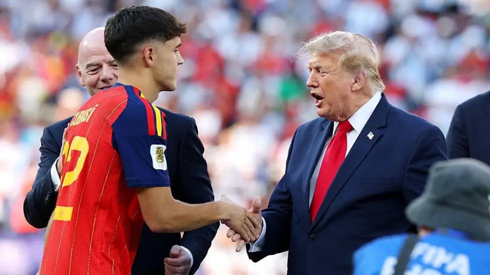 Пау Кубарси получает награду на церемонии с участием главы FIFA Джанни Инфантино и президента США Дональда Трампа