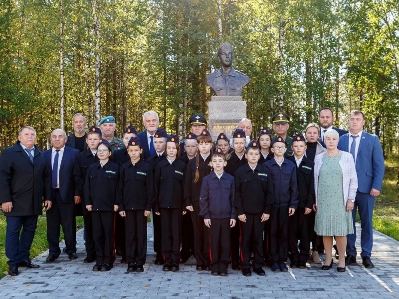 У памятника Александру Власенкову