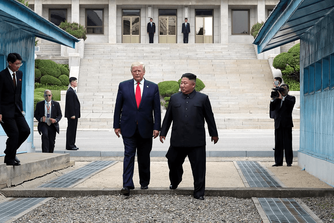 Дональд Трамп и Ким Чен Ын в демилитаризованной зоне на границе Северной Кореи и Южной Кореи, июнь 2019 года / Getty Images
