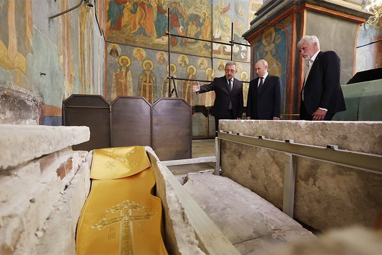 Путин у вскрытого саркофага Дмитрия Донского