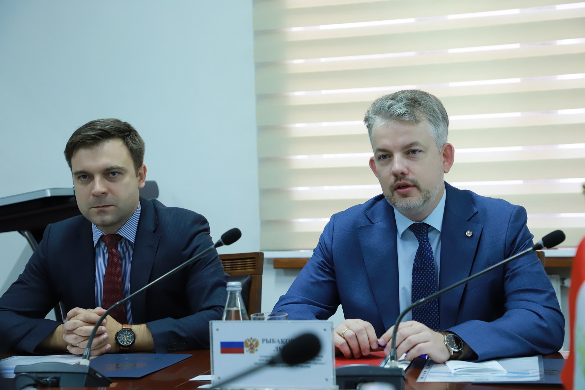 Владимир Балобаев (слева) в ходе визита в Российско-Таджикский (Славянский) университет, 2025 год