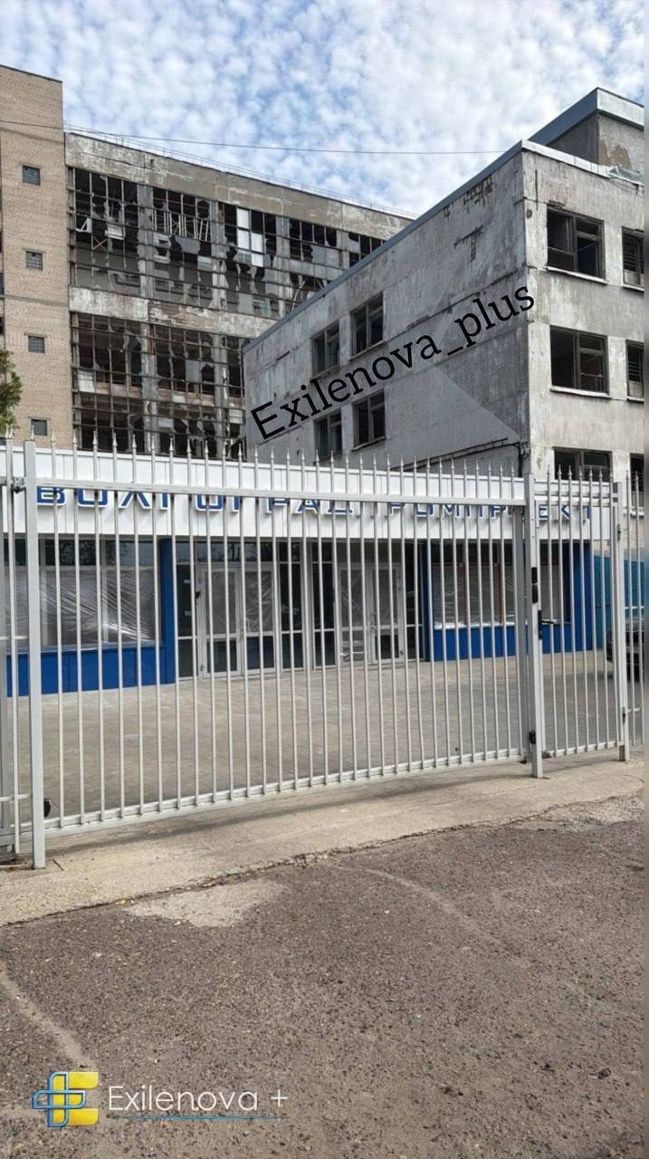 Разрушенная попадением ракеты «Фламiнго» пристройка к цеху завода «Волгоградпромпроект»