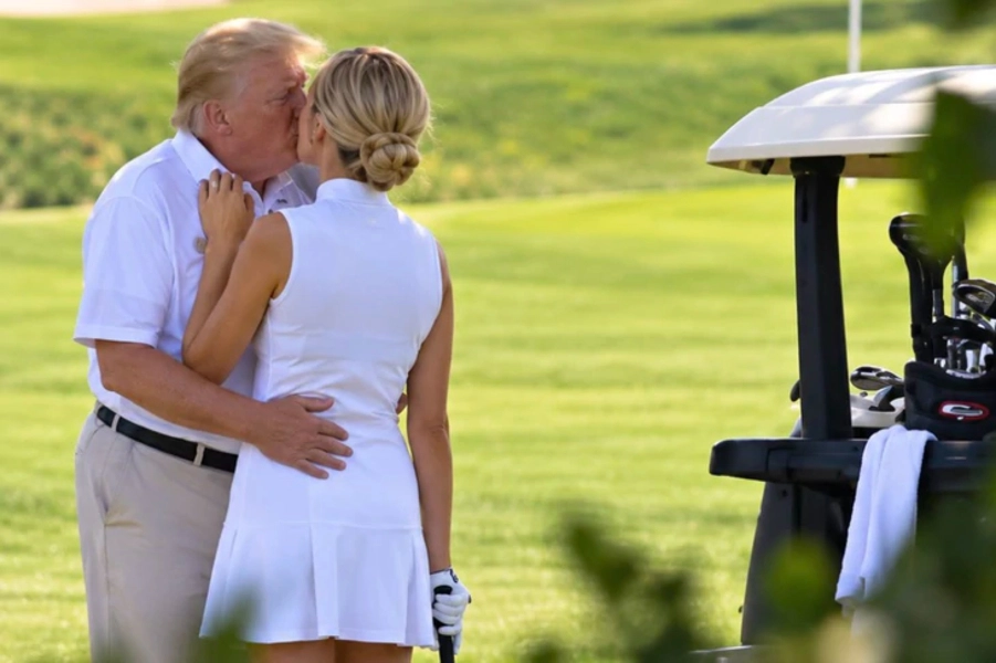 То самое фейковое фото, на котором Трамп якобы целует свою помощницу