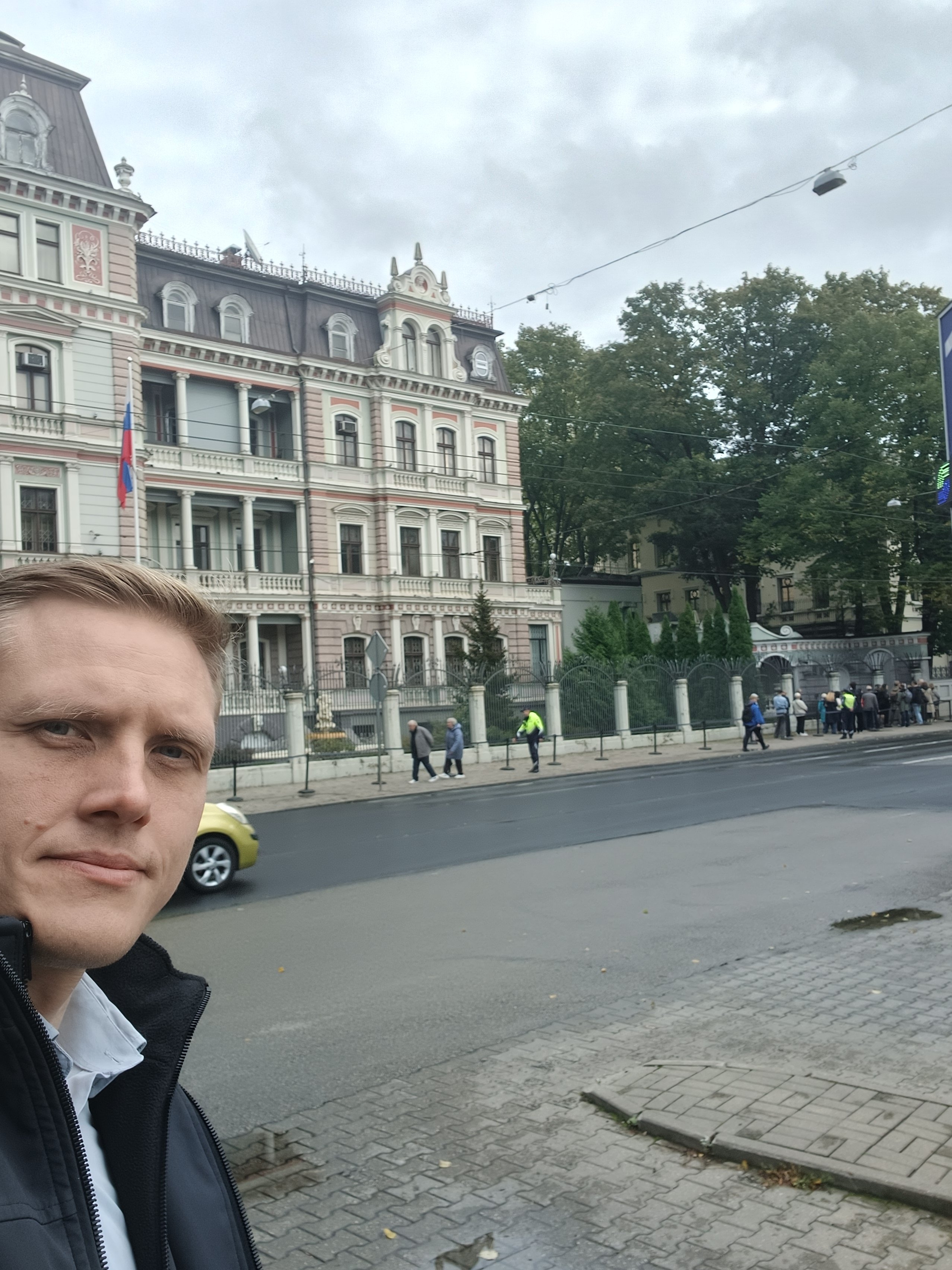 Глава МВД Латвии Янис Домбрава у посольства РФ