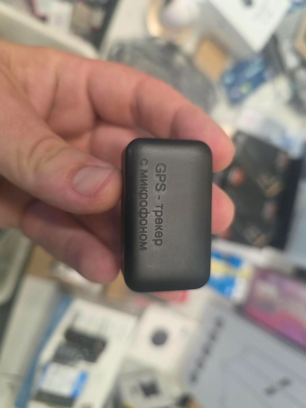 Изъятый GPS-трекер с микрофоном