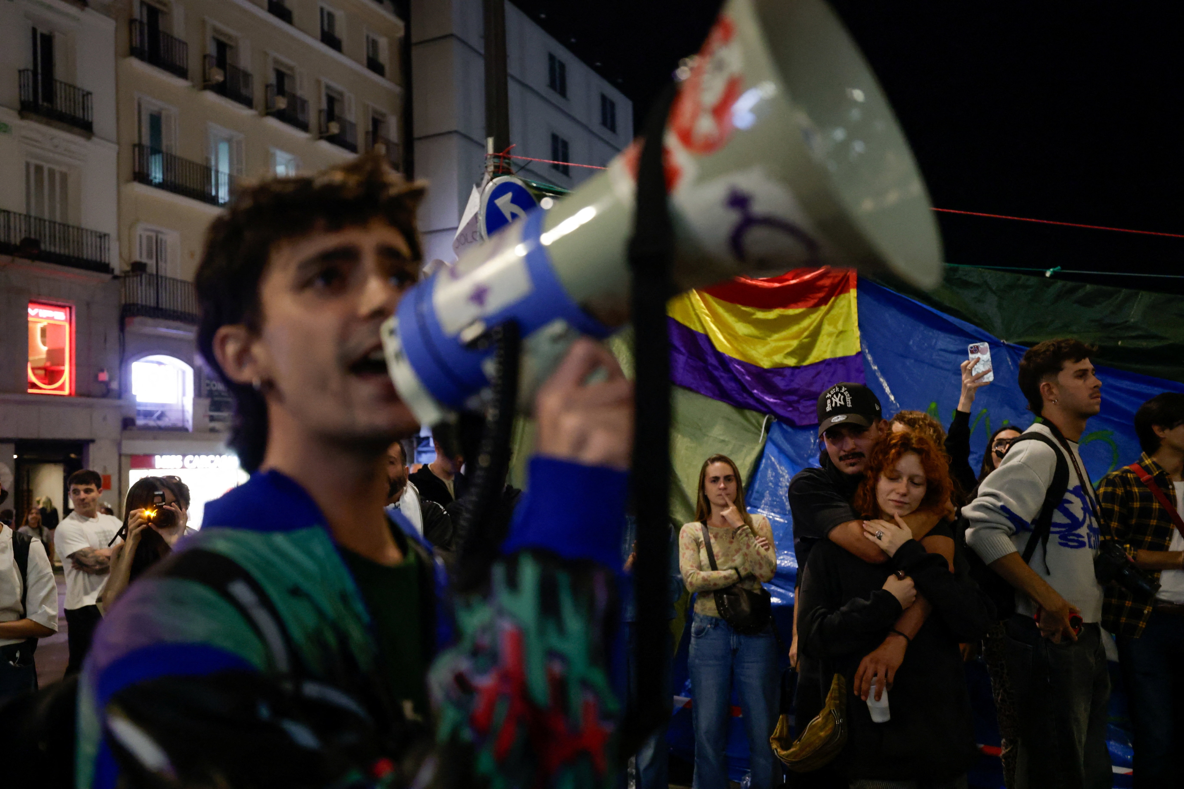 Протестующие требуют изъять квартиру у инвестиционных фондов.