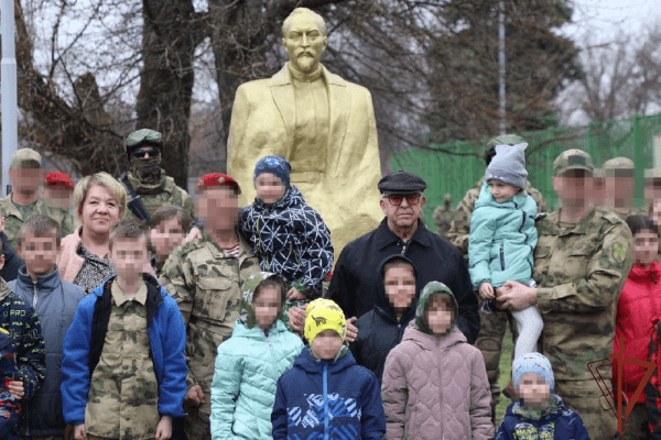 Дзержинский на территории детского дома в оккупированном Луганске