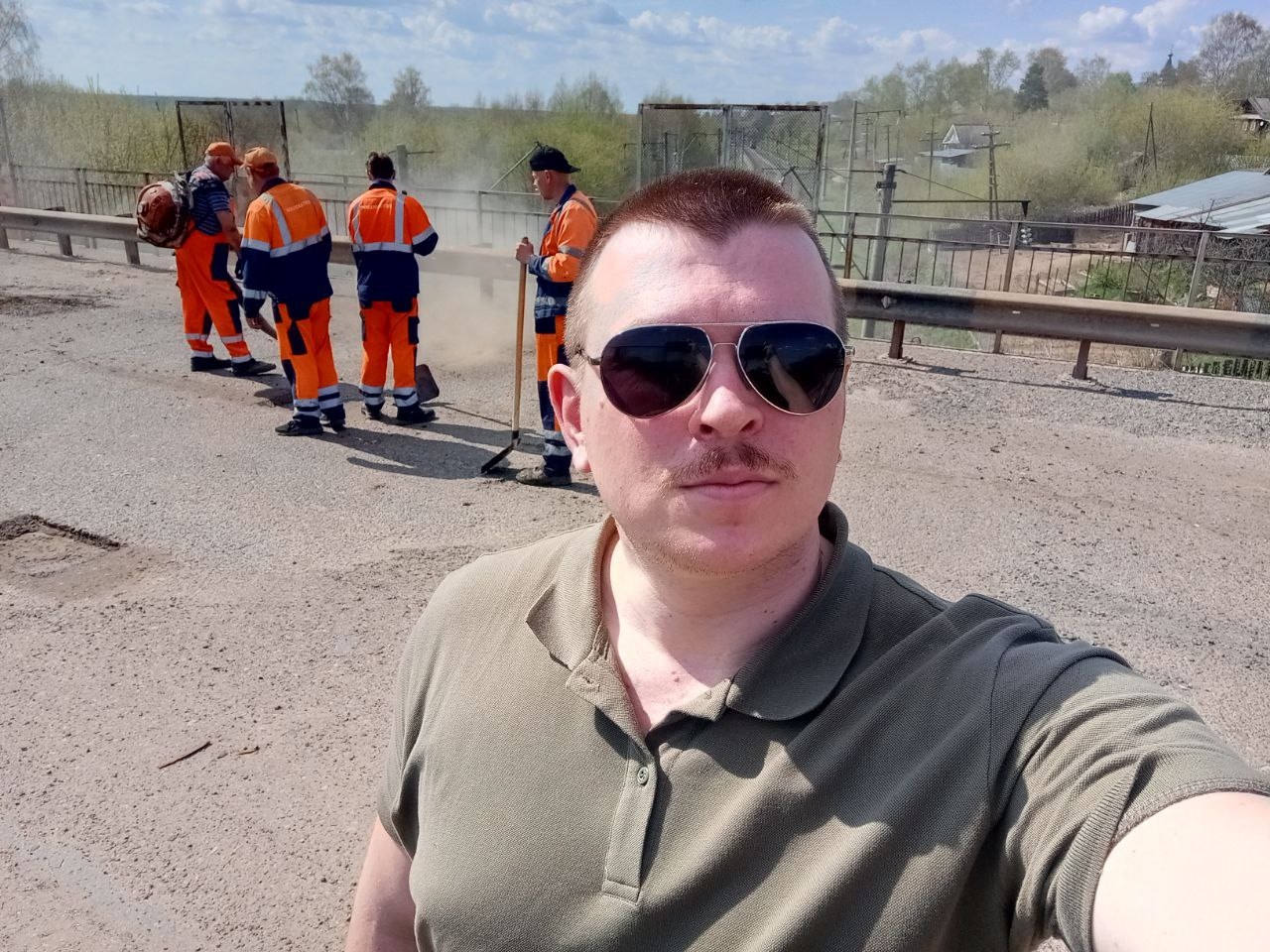 Горелов отчитывается о начатом ремонте дороги / Глава Сосновки / Telegram