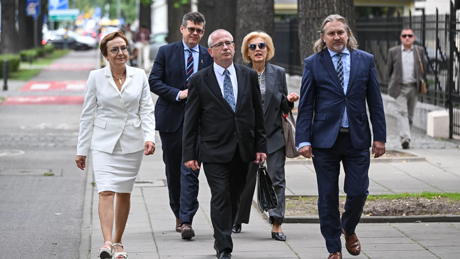 Судьи Конституционного трибунала Польши. Слева направо: Анна Корвин-Пиотровская, Кристиан Маркевич, Славомир Патыра, Магдалена Бентковская и Дариуш Шостек