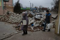 Жители и украинские солдаты говорят, что обстрел Бахмута и его окрестностей невиданной ранее интенсивности.