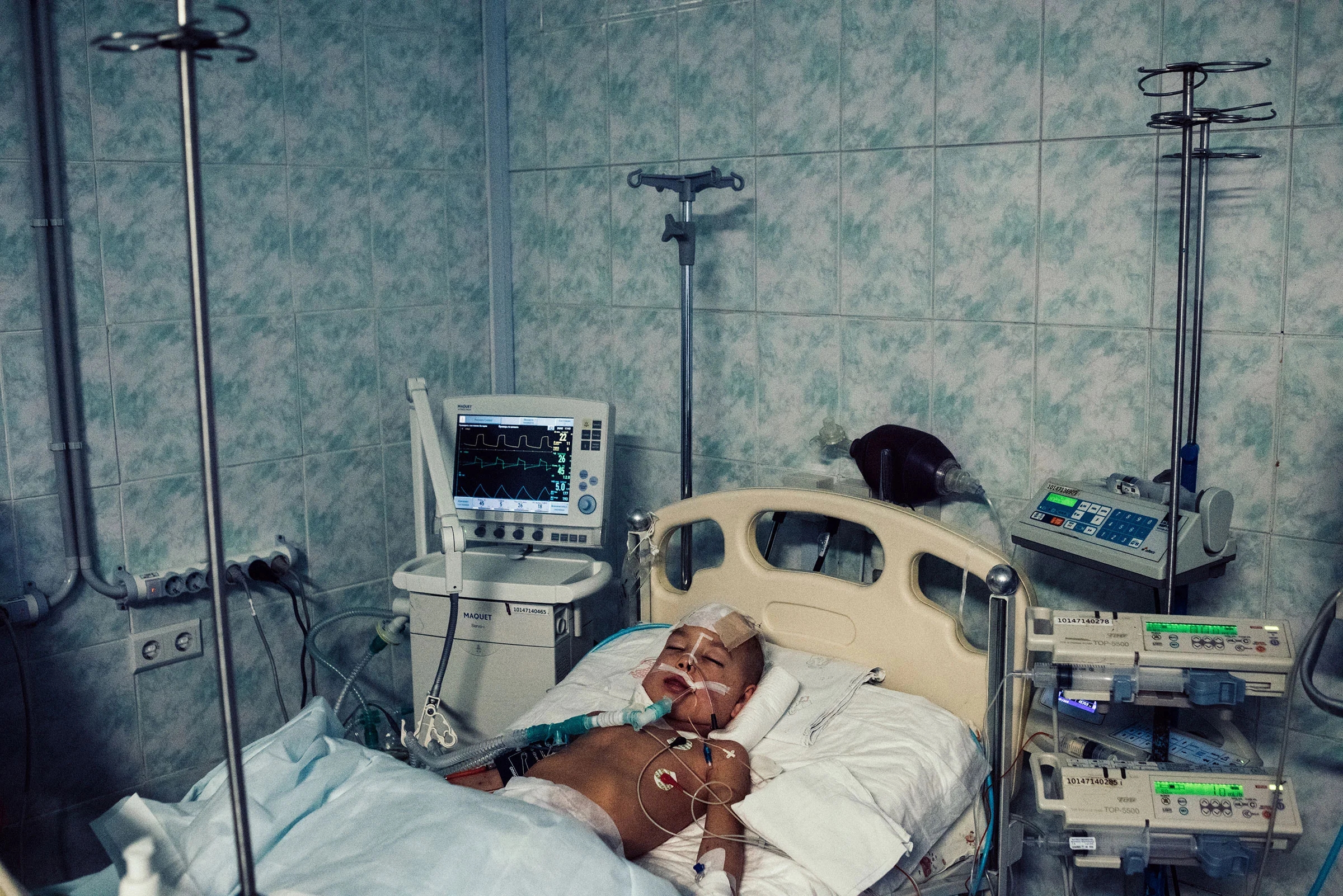 Первым пациентом, поступившим в главную детскую больницу Киева после российского вторжения, был мальчик по имени Семен, сфотографированный 28 февраля. Автомобиль его семьи попал под шквальный огонь, в результате чего погибли его родители и сестра. Позже мальчик умер