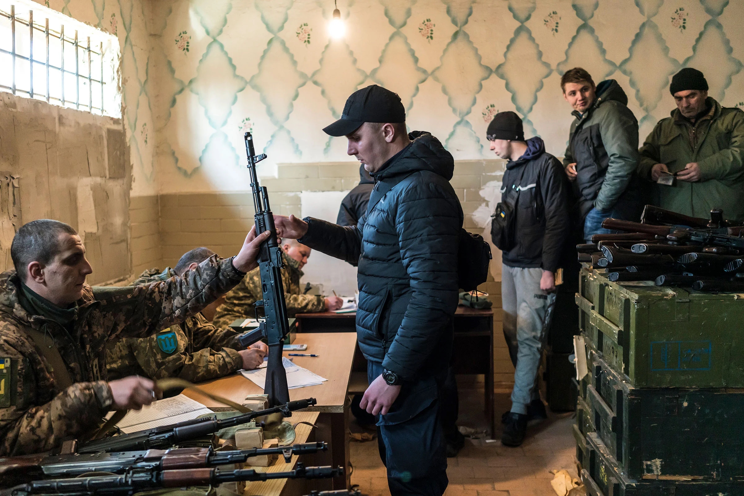 Гражданские добровольцы получают оружие в рамках общенациональной кампании по вербовке, регистрации и призыву людей для войны с Россией в Фастове, Украина, 25 февраля