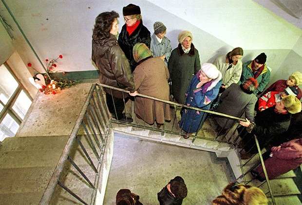 На лестнице подъезда, где была убита Старовойтова