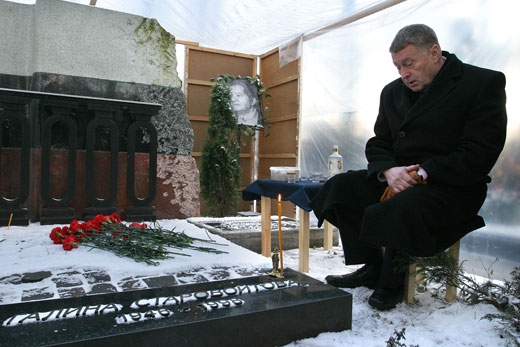 Жириновский на могиле Галины Старовойтовой