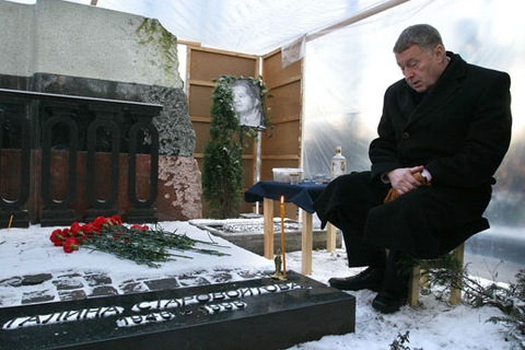 Жириновский на могиле Галины Старовойтовой