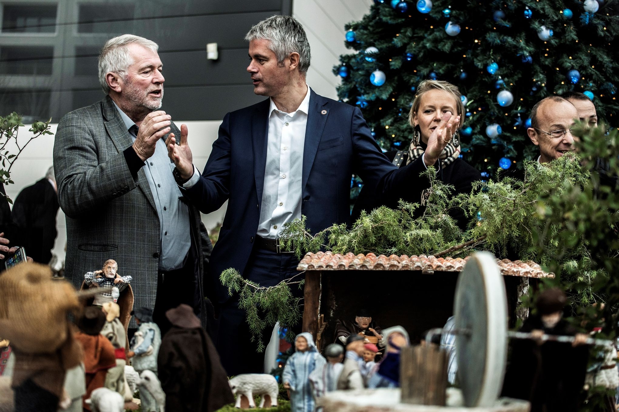 Лоран Вокье (в центре) на открытии выставки вертепов в Лионе