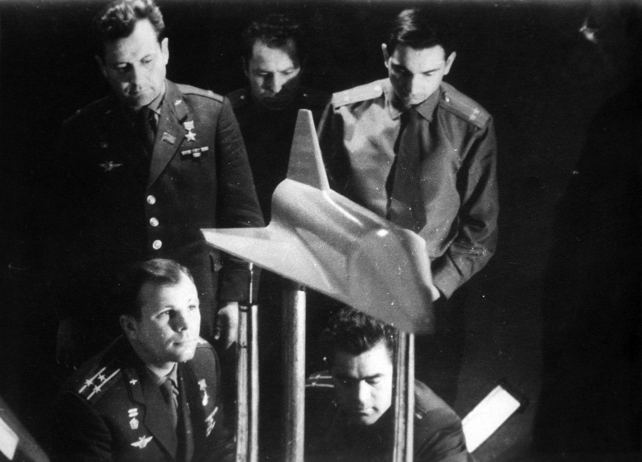 Космонавты первого набора, обучавшиеся в ВВИА им. Жуковского. Фото сделано внутри рабочей полости аэродинамической трубы рядом с моделью летательного аппарата. На фото: Гагарин, Попович, Титов, Быковский и Николаев.