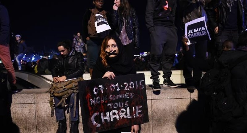 A-woman-holds-a-placard-reading-We-are-all-Charlie-800x430