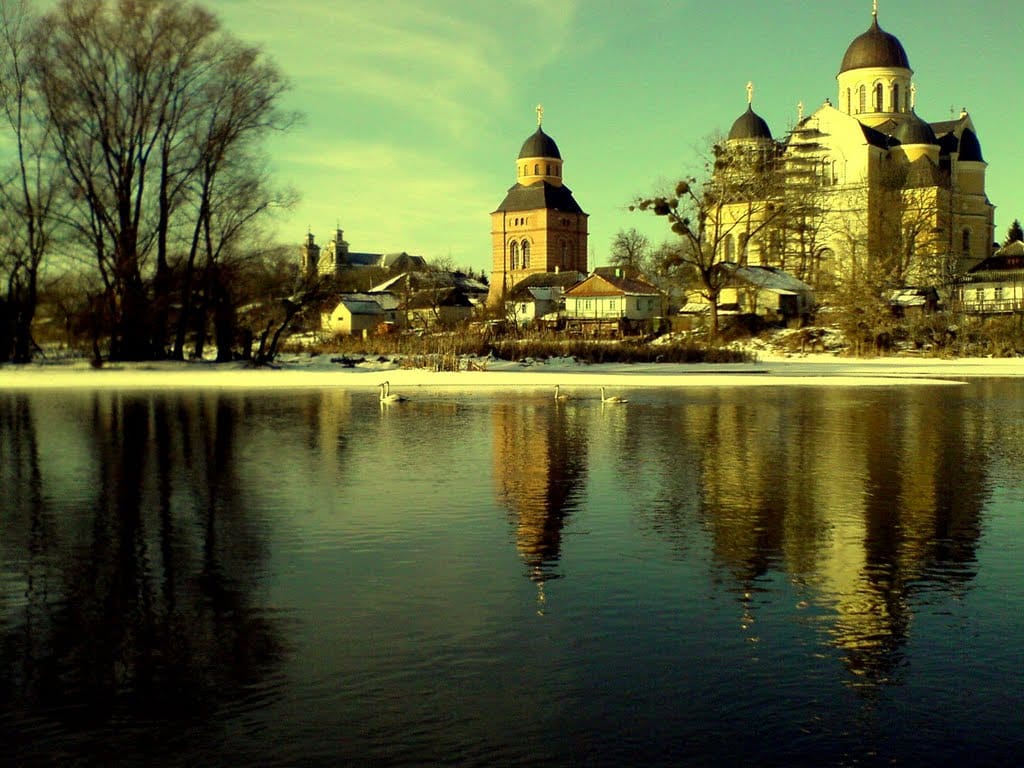 Фейк ТАСС и Первого канала: сторонники новой украинской церкви взломали двери храма УПЦ МП