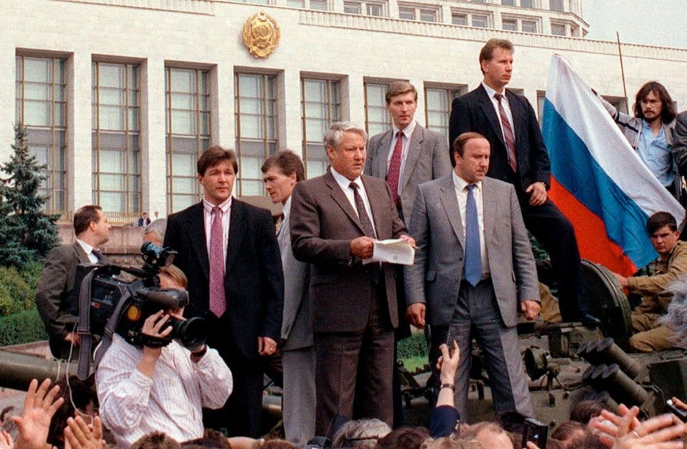 Руцкой обвинил Ельцина в трусости и запое в августе 1991-го. Соратники бывшего президента рассказали, как все было на самом деле