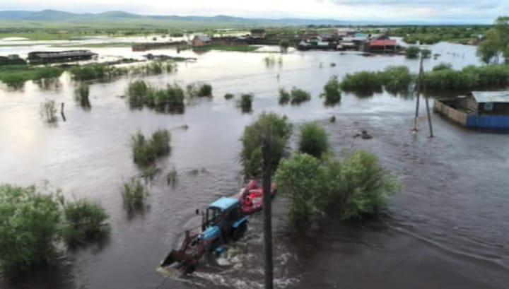 "Вся Чита тонет! А он себе отсыпает" Жители затопленного поселка не пустили КамАЗы с грунтом к дому экс-мэра