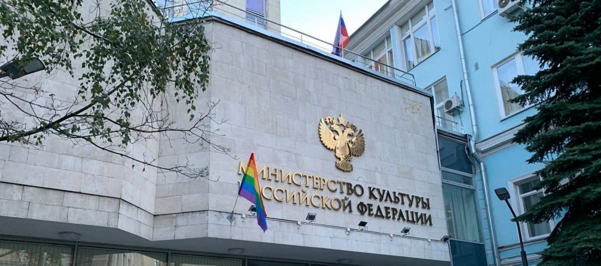 Участника Pussy Riot Александра Софеева арестовали на 30 суток за акцию с радужными флагами