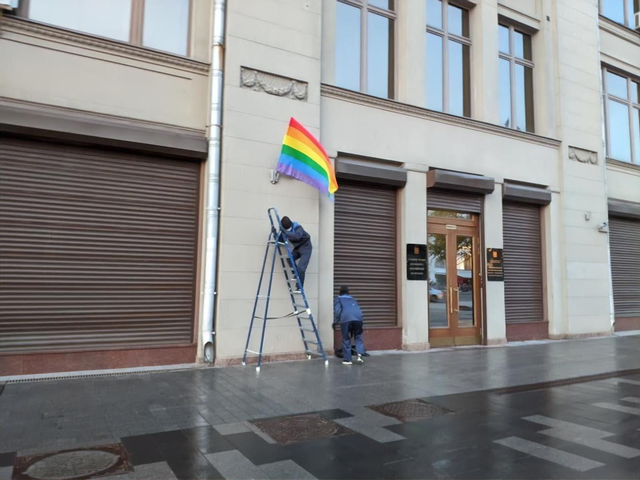 Суд вернул в полицию дело задержанного за акцию с радужными флагами члена Pussy Riot Тима Бесцвета