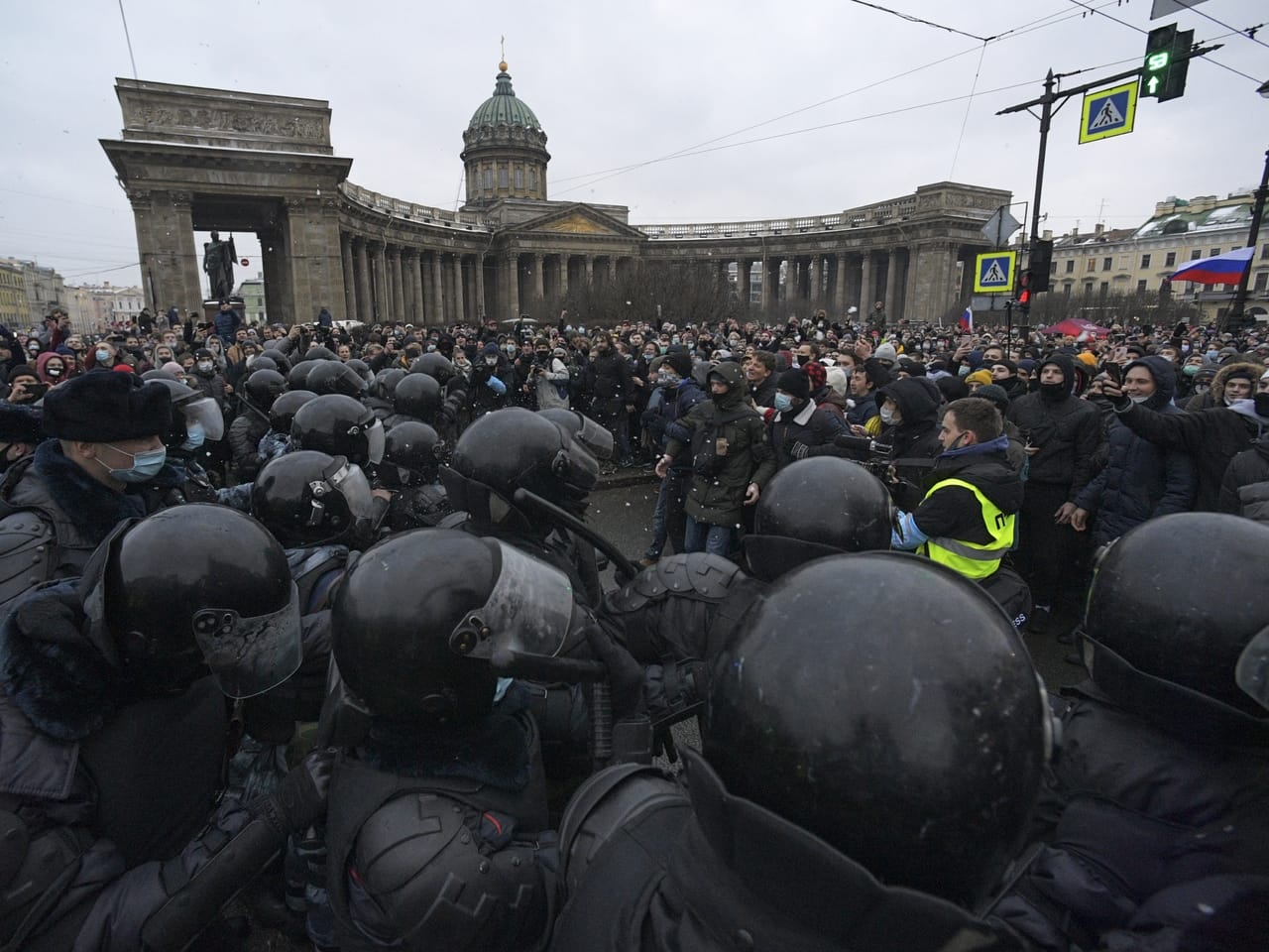 «Хороший полицейский меня не бил, а плохой наступал на ноги и выворачивал руки». Что говорят подростки, задержанные на акции в Петербурге