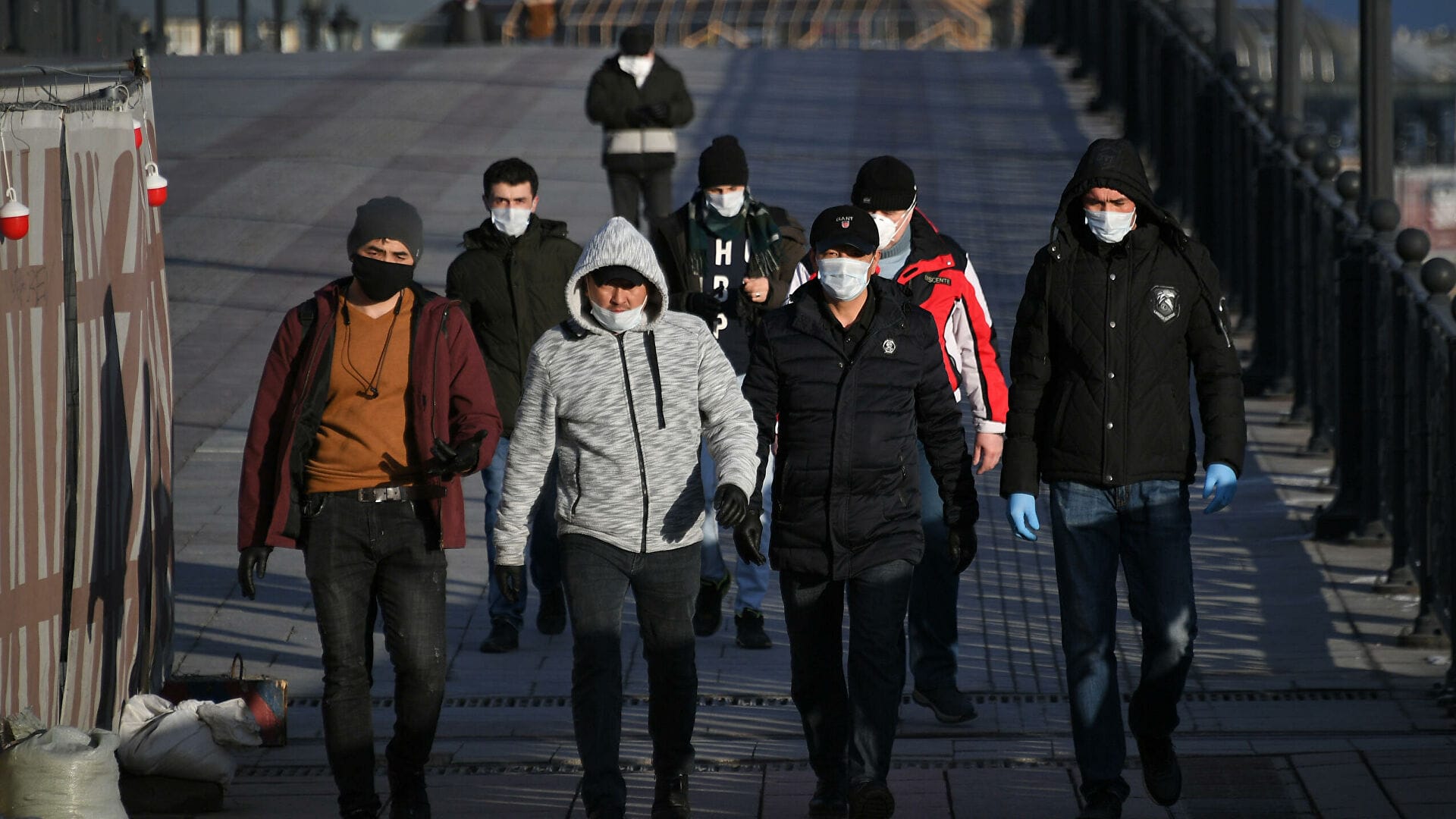 «Мигранты платят налоги, но их страховка не покрывает даже вакцинацию». Правозащитники о платных прививках для иностранцев