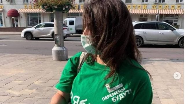 В Ростове-на-Дону суд освободил мать трехлетнего ребенка, которую накануне арестовали на пять суток за фото со стикером «Умного голосования»