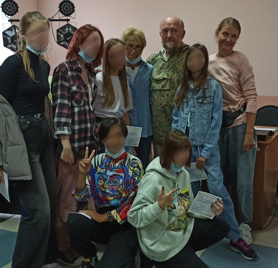 15 выпускниц МЦХШ обвинили преподавателя Виктора Елизарова в педофилии — Baza