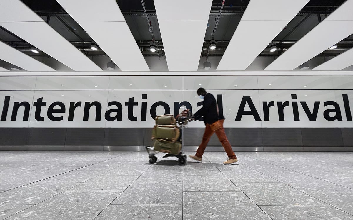 Россия вводит карантин для въезжающих из стран, где обнаружен штамм «омикрон». Срок действия ПЦР сократится