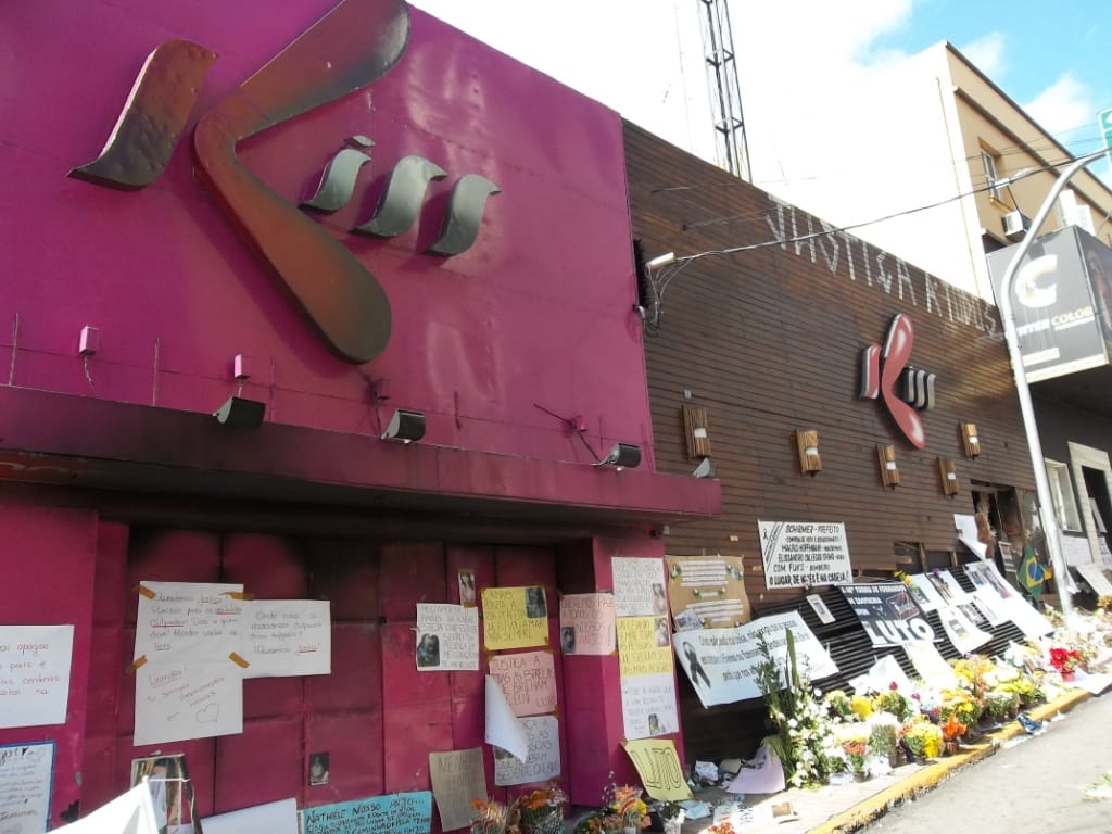 В Бразилии вынесен приговор по делу о пожаре в ночном клубе Kiss, где погибли 242 человека