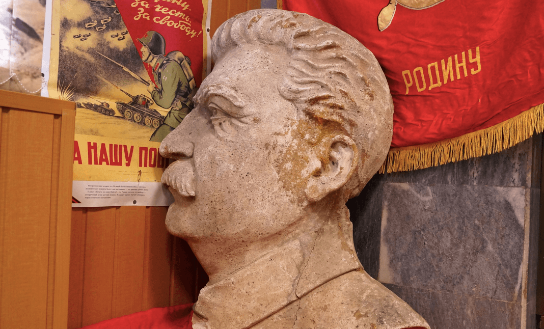 В Екатеринбурге вернули барельеф Сталина на Окружной дом офицеров