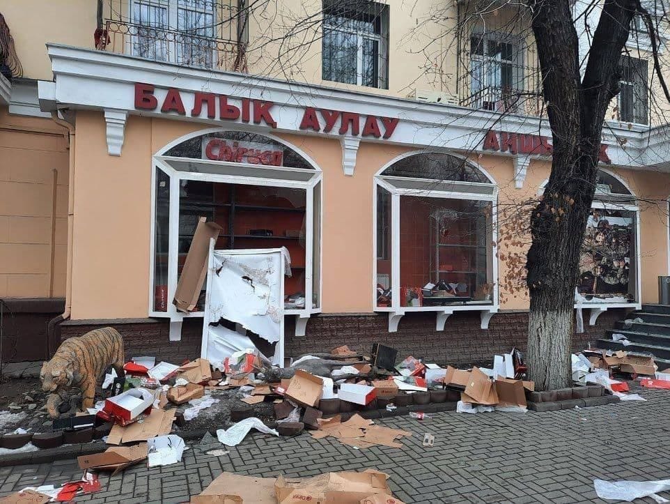 В Алматы продолжаются грабежи и возникла нехватка продуктов