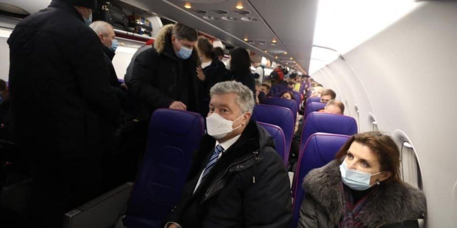 Экс-президент Украины Петр Порошенко возвращается в страну, несмотря на уголовное дело о госизмене