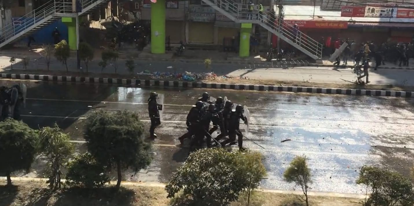 Полиция Непала применила водометы для разгона демонстрантов, протестующих против строительства дорог на американские деньги