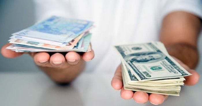 Центробанк запретил банкам обменивать гражданам наличные рубли на валюту