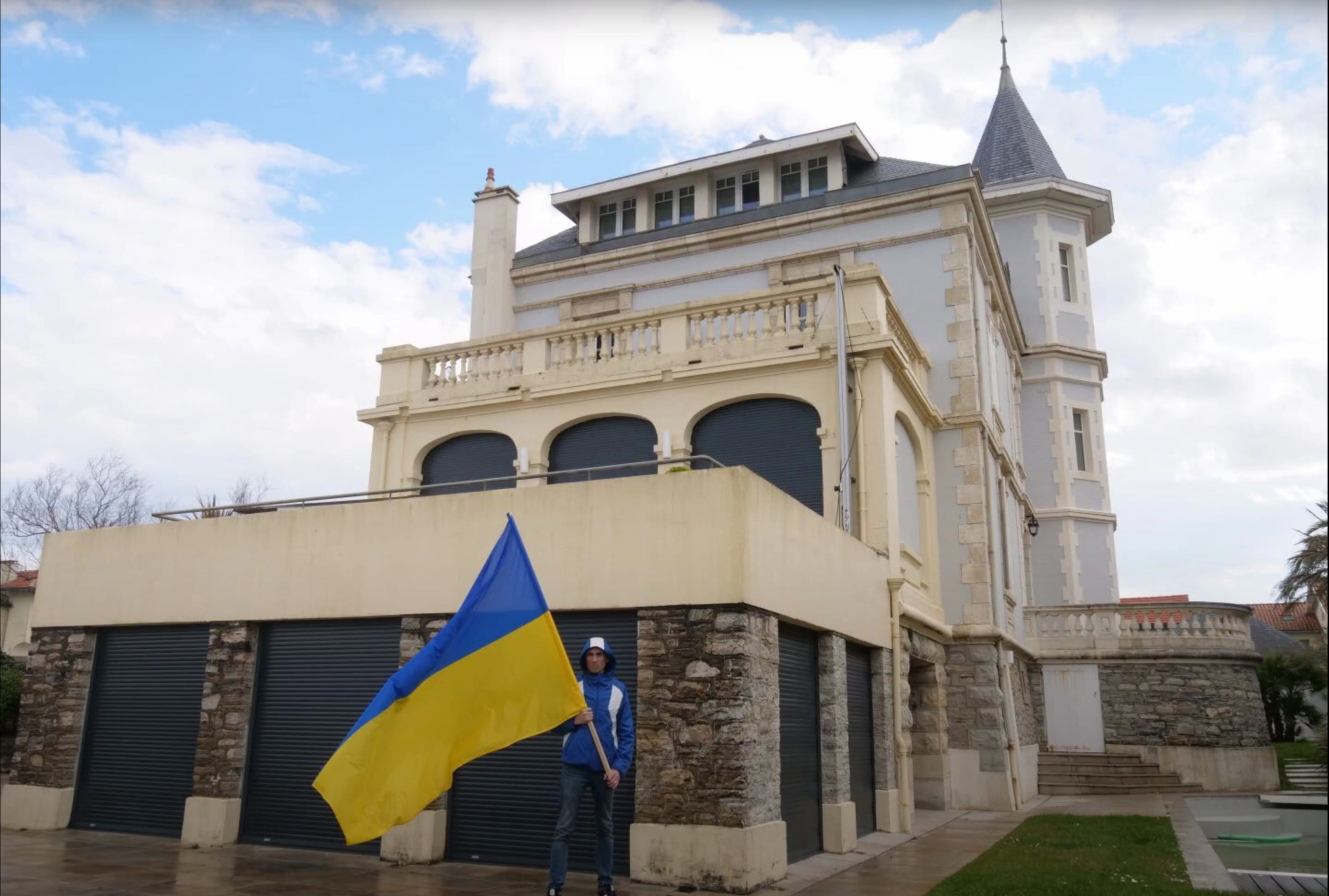 French activist occupies Putin's daughter's villa in Biarritz, aims to use it to host Ukrainian refugees (Video)