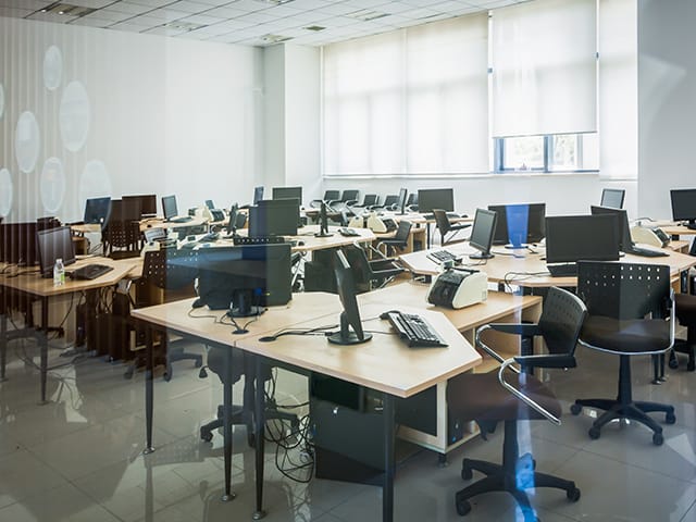 Простой вместо безработицы. Как изменится рынок труда в России из-за санкций и эмиграции