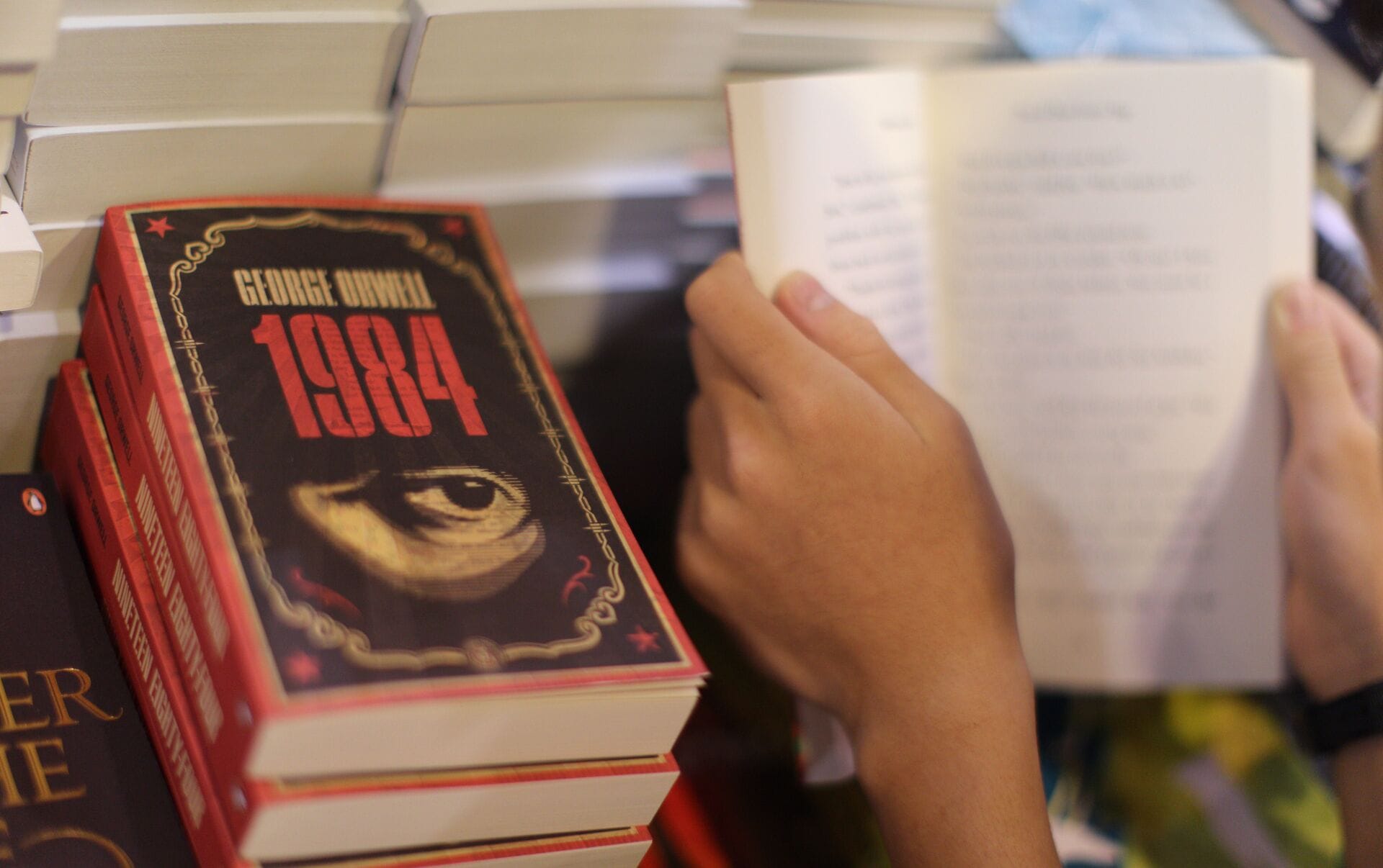 «Снять с продажи все варианты книги Оруэлла „1984“ не позднее 19 мая» — «Наша Ніва» узнала о запрете антиутопии в Беларуси