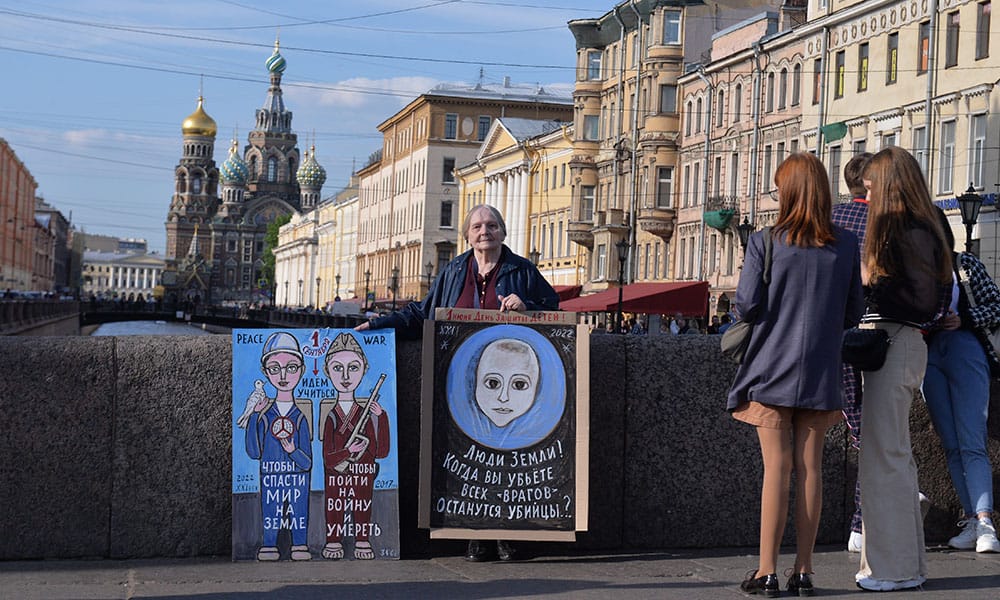 «Идём учиться, чтобы пойти на войну и умереть». 76-летняя художница Елена Осипова вышла с антивоенным пикетом в День защиты детей