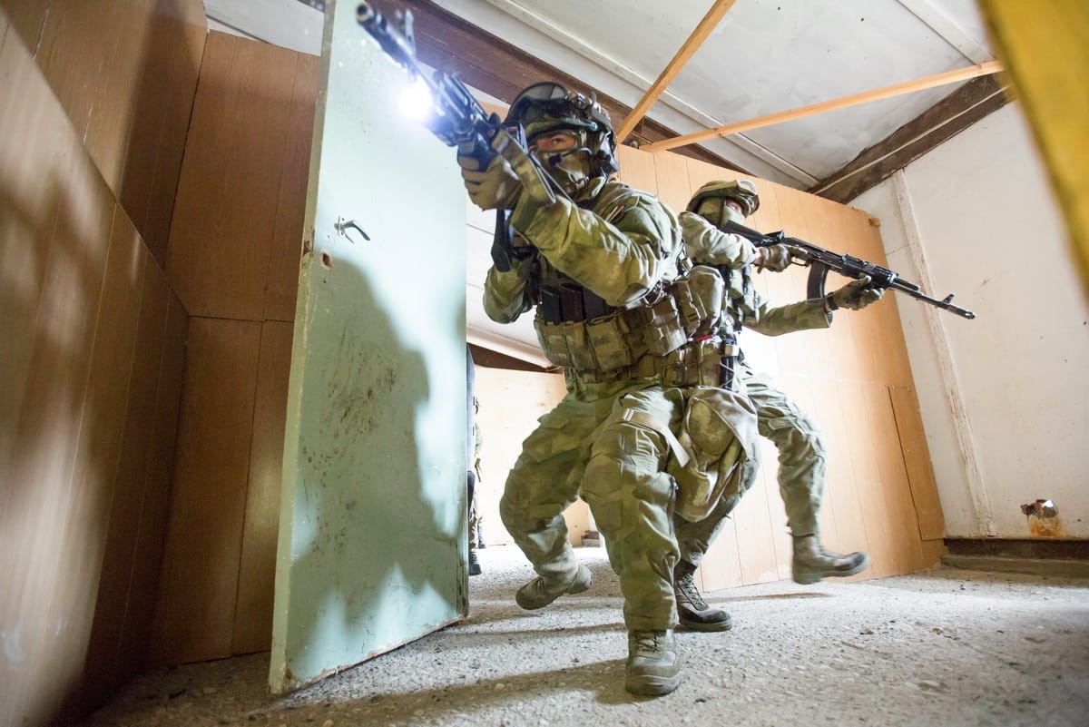 В двух школах Геленджика без предупреждения провели учения со стрельбой и захватом заложников