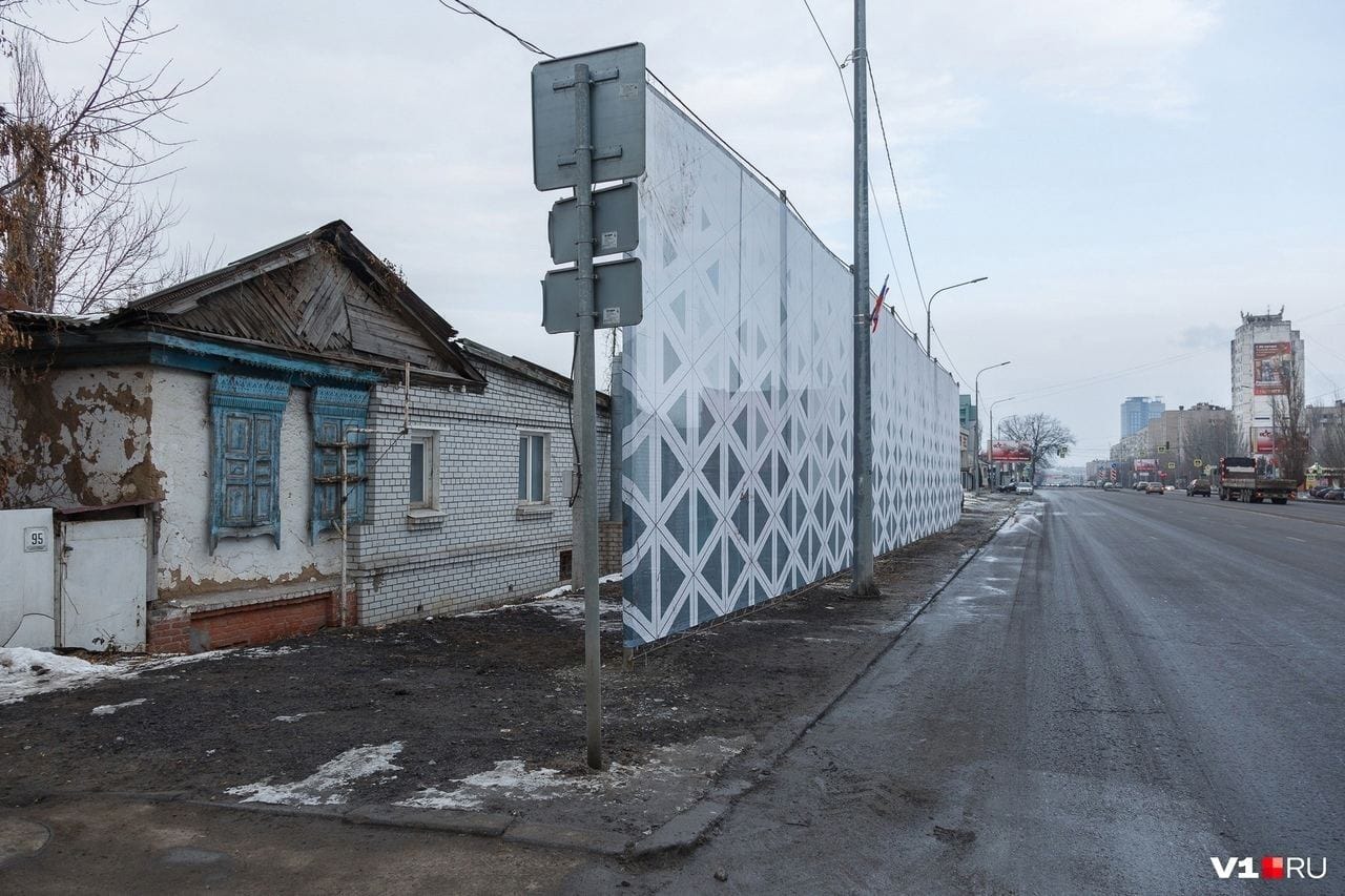 Шествие НКВД, памятник Сталину, «потемкинские» дома, пропажа собак и губернатора. Как Волгоград встречает Путина