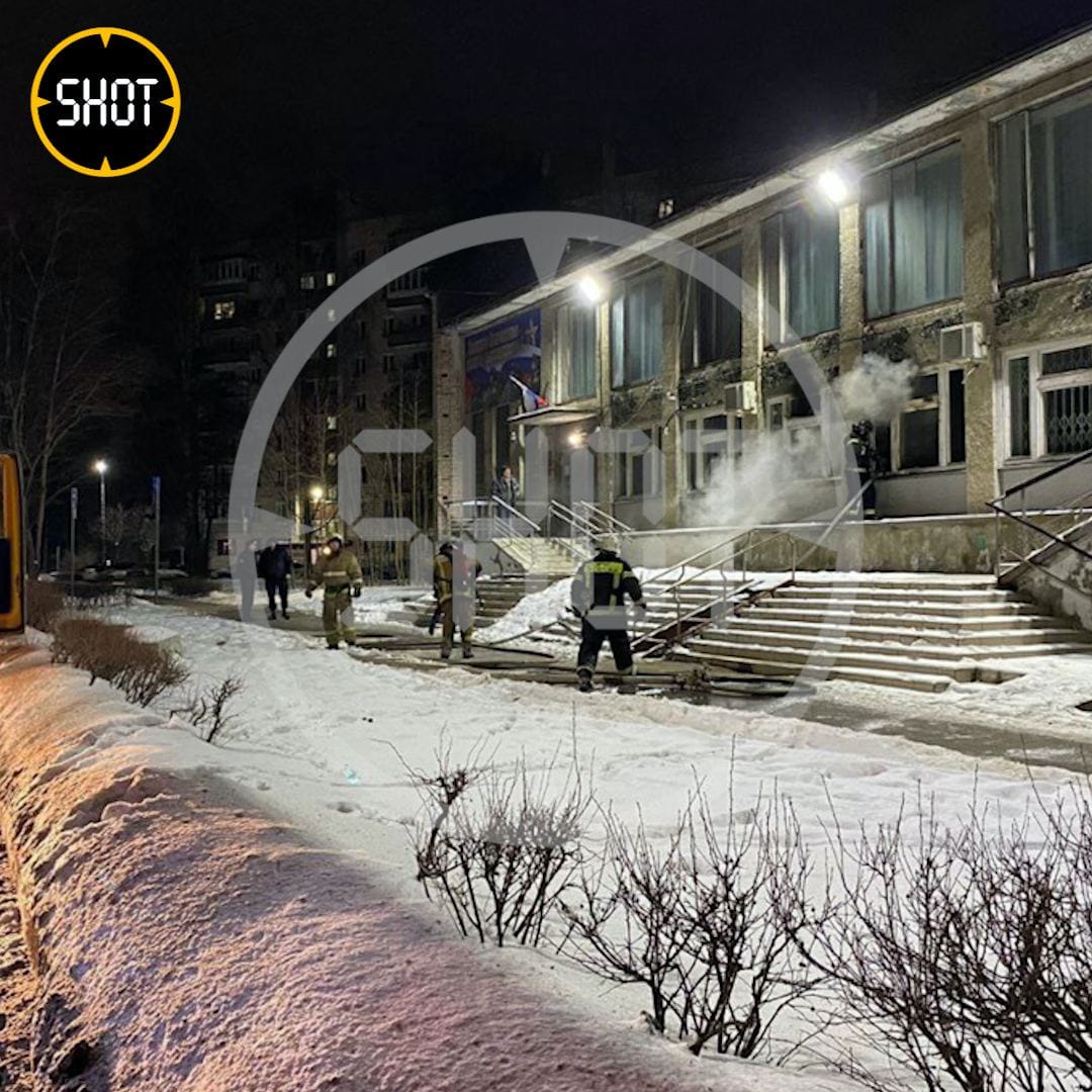 SHOT: Неизвестный поджег военкомат в Ленинградской области