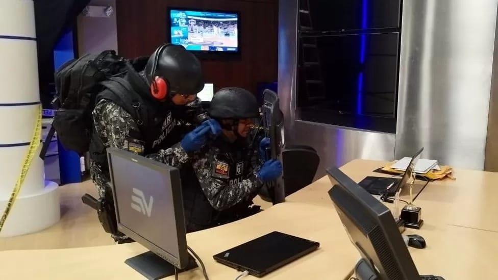 В Эквадоре журналисты получили по почте бомбы, замаскированные под USB-накопители