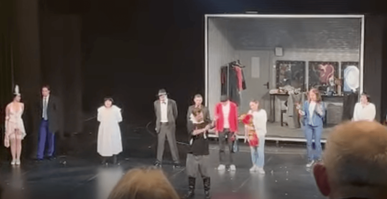 Актер Русского драматического театра вскрыл себе вены на сцене из-за давления руководства