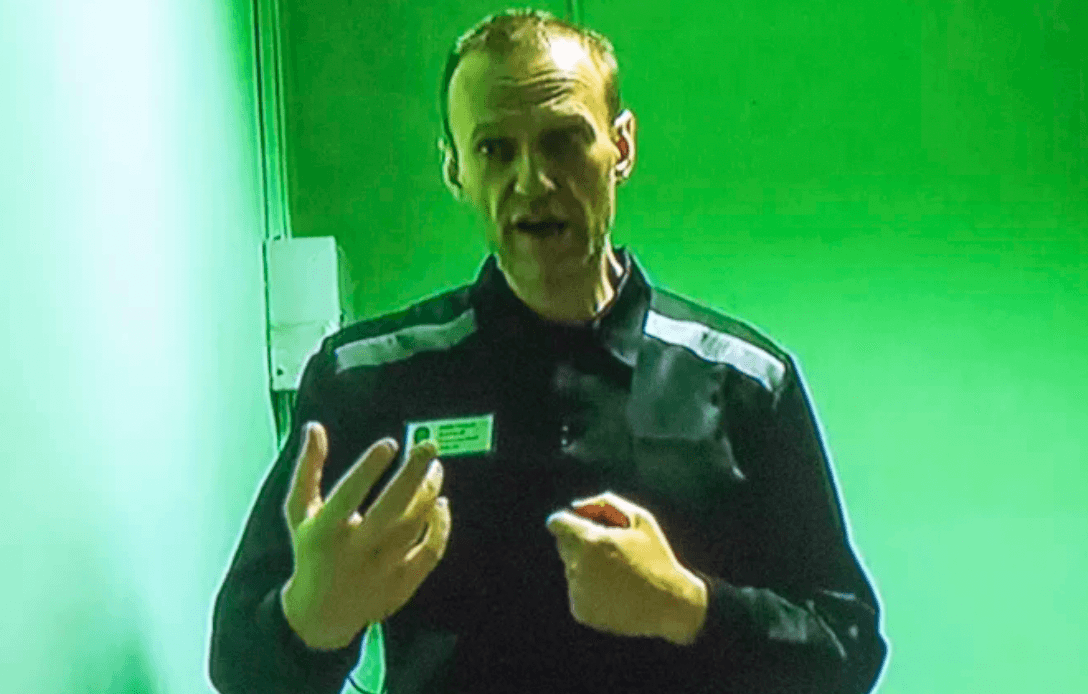 Навальному вручили 700 листов материалов дела, но не дают времени ознакомиться с ними. Заседание состоится через день