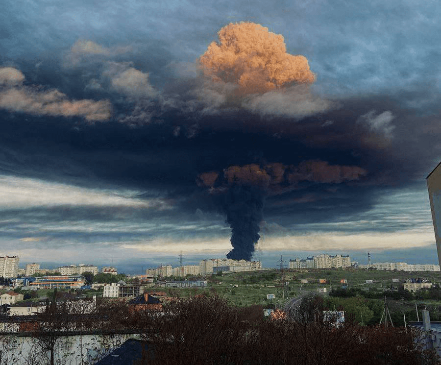 В Севастополе произошел пожар на нефтебазе. Оккупационные власти в ответ призвали атаковать Одессу